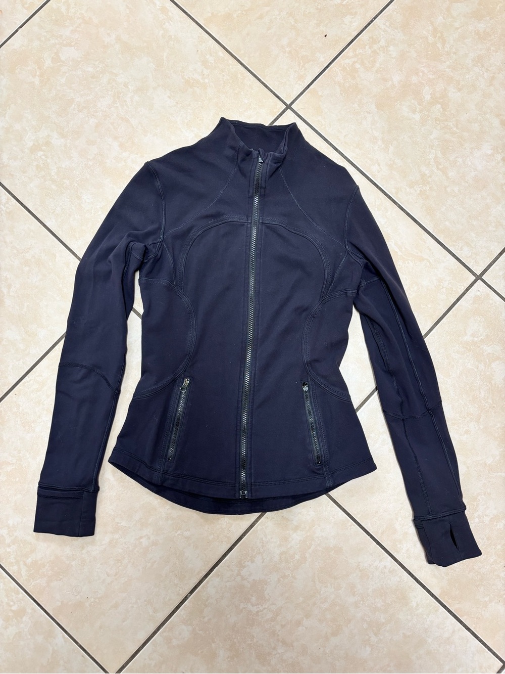 Lululemon Zip Up Jacket in black
Size 6